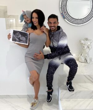 Manon Tanti Instagram - Voilà déjà bientôt 2ans que notre petit tiago est venu au monde .. et a bien grandi depuis 
Il est temps pour lui de devenir un grand ., un grand frère ...
Un nouveau bébé tanti va bientôt venir agrandir la famille 
Illuminer nos vies , raccourcir nos nuits 
Et remplir nos vies de Bonheur #bientot4 @julientantiplein @tiagotanti