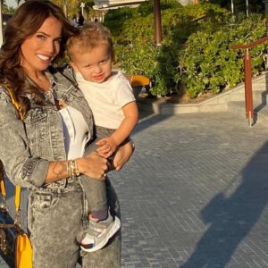Manon Tanti Instagram - Quand je me concentre pour la photo et que mon fils me montre le toboggan 😅 @tiagotanti