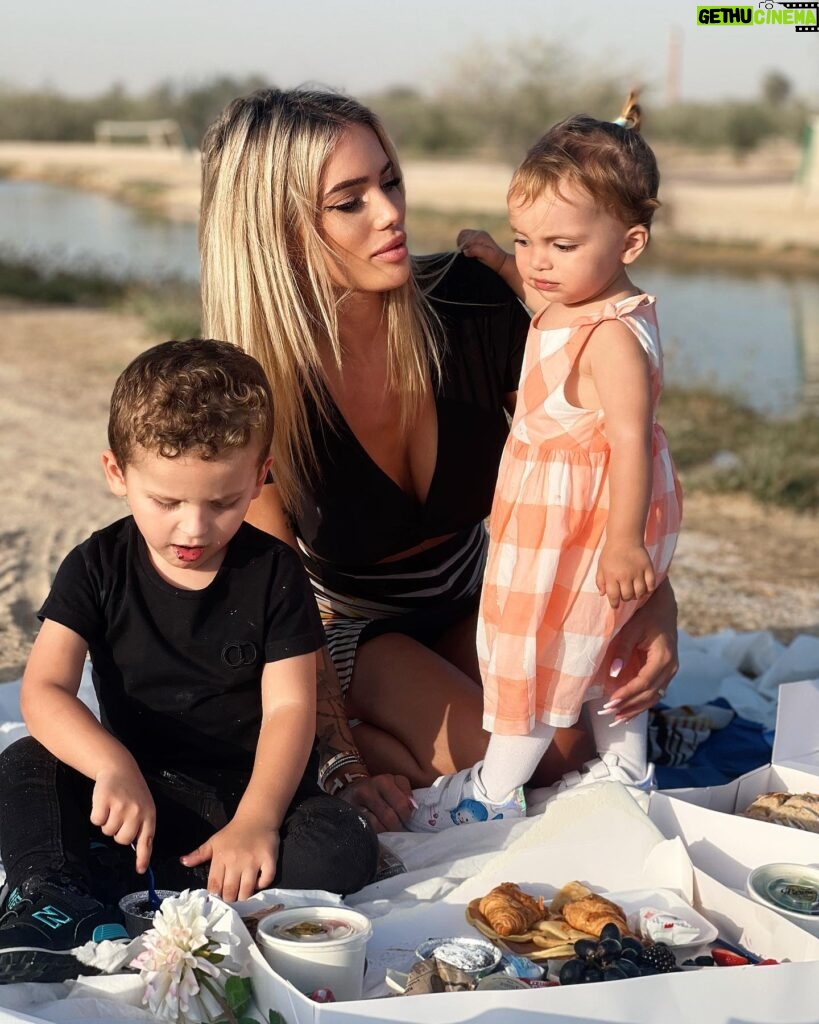 Manon Tanti Instagram - Un grand merci à papa et à mes deux bébés pour ce picnic inoubliable 🥰🥰 je vous aime tellement ❤️❤️ #happymothersday 🥰