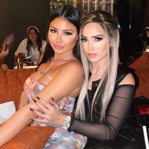 Manon Tanti Instagram - Après de nombreuses péripéties mon bébé est enfin arrivé @maevaa.ghennam welcome to Dubai boo ❤️