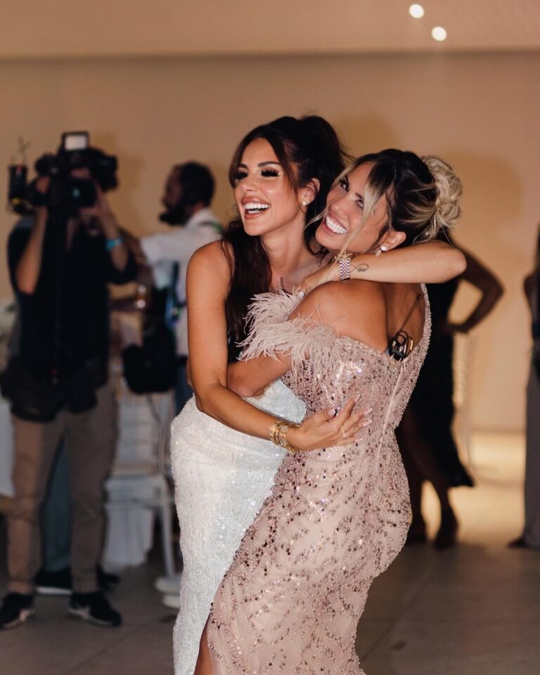 Manon Tanti Instagram - A nouveau réunis pour l’un des plus beaux jours de ta vie @lauralempika 💕 Encore félicitations pour cette incroyable cérémonie et cette soirée inoubliable 🥂🍾 I LOVE YOU JUMS 💕 pict : @mandyg.photographer 💕