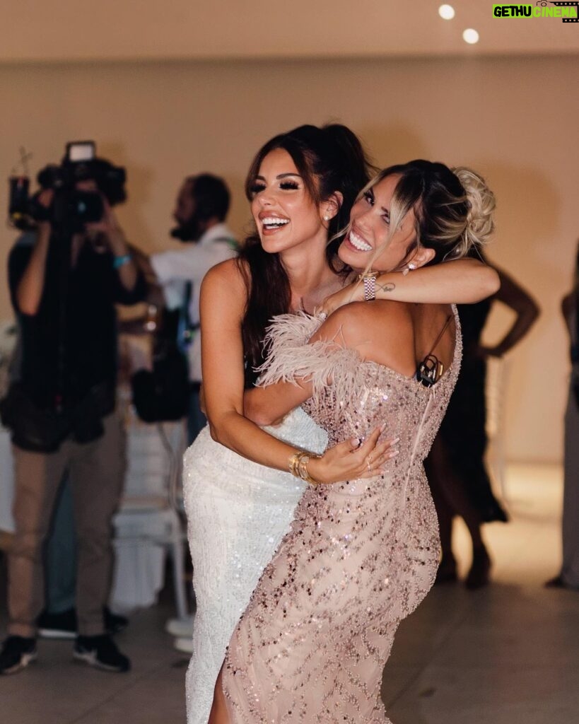 Manon Tanti Instagram - A nouveau réunis pour l’un des plus beaux jours de ta vie @lauralempika 💕 Encore félicitations pour cette incroyable cérémonie et cette soirée inoubliable 🥂🍾 I LOVE YOU JUMS 💕 pict : @mandyg.photographer 💕