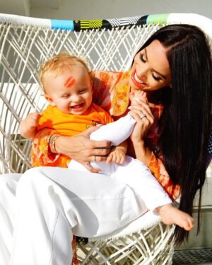 Manon Tanti Instagram - Joyeux anniversaire mon bébé d’amour 🧡 beaucoup d’émotions aujourd’hui , il y’a un an et quelques minutes  je te tenais pour la toute première fois dans mes bras 🧡 tu étais si petit et si fragile .. 🧡 te voilà un grand bébé 🙈 11 kilos 78 cm 🙈 tu sais déjà dire papa,maman,baballe,bravo,nan nan , dada (tonton ) , a (nala), wouaou (quand c est beau ), hummm (quand c est bon ) et vroum vroum 🧡 tu es le plus rapide dès bébés en 4pattes et tu te tiens debout comme un chef 🙈🧡 ne grandis pas trop vite mon petit ange 👼🏼 mon petit bébé tu seras pour toujours une partie de moi , mon oxygène , ma raison de vivre 🧡 JE T’AIME  @tiagotanti 🧡🧡 #oneyear