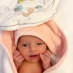 Manon Tanti Instagram - Incroyable l’amour que je te porte 💞 l’amour d’une mère pour ses enfants est incommensurable 💕 je t’aime déjà à la folie ma princesse 💗