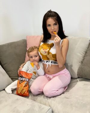 Manon Tanti Instagram - Les doritos ont adore ça @tiagotanti et moi 😍❤️ et vous quel est votre péché mignon ??