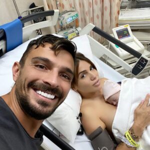 Manon Tanti Instagram - Bienvenue dans la famille petite princesse 💕💕 je ne trouve pas les mots pour d’écrire un tel bonheur ., nous sommes désormais 4 💕 tu es si petite si précieuse 💕 mon amour pour toi ma fille est inconditionnel 💕 tellement fière de ma famille et de mon homme qui pour la deuxième fois à été très courageux 💕hâte de que tu rencontres ton grand frère @tiagotanti 💕💕💕 Angelina Tanti 2kilos 450 grammes / 45cm 💕