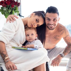 Manon Tanti Instagram - Mes amours prenez soin de votre famille c’est tellement précieux 🙏🏼❤️ et surtout prenez soins de vous ❤️❤️❤️ home sweet home ., restez à la maison un maximum possible 🙏🏼❤️ @julientantiplein  @tiagotanti #bientot4