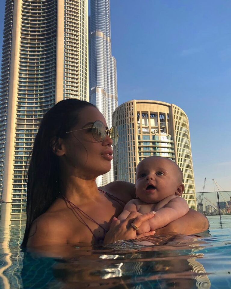 Manon Tanti Instagram - Première baignade avec mon tit ange 👶🏼🙈😍❤️ #sofiteldubaidowntown