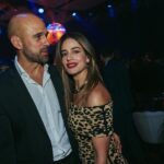 Manuela González Instagram - #tbt Muy a propósito del estreno de GRISELDA hoy! A quien Sofía creen que Andres estaba mirando así en la segunda foto…🤔😜😍🤣🤣🤣 @netflixcolombia @netflix @netflixlat @sofiavergara @christiantappan 🎬🍿♥️🐆