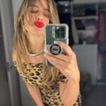 Manuela González Instagram - #tbt Muy a propósito del estreno de GRISELDA hoy! A quien Sofía creen que Andres estaba mirando así en la segunda foto…🤔😜😍🤣🤣🤣 @netflixcolombia @netflix @netflixlat @sofiavergara @christiantappan 🎬🍿♥️🐆