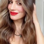 Manuela González Instagram - ¿Del 1 al 10, qué tal les pareció este cambio? Después de mucho dudarlo, me atreví a darle un giro de color a mi pelo! A veces dar el paso es difícil, pero cuando por fin lo damos…VALE TOTAL LA PENA! 😍🔥 Como sé que muchas de ustedes estaban como yo, repletas de dudas, invité a mi adorada @byalexaperez experta en color, para que con sus tips y experiencia, nos muestre cómo podemos hacernos el color en casa con IGORA VITAL y quedar felices! Espero se animen y recuerden: CUIDARNOS siempre será el mejor regalo de navidad 🎄💫♥️ Pd: Igora vital ofrece la opción de un experto en color vía WhatsApp +573184723849 y es maravillosa! Ahí con seguridad despejarán todas sus dudas 🧑‍🎤👩‍🎤👩‍🦳👩‍🦰 😉 #regalatetumejorversion #igoravital #publicidad