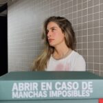 Manuela González Instagram - Parece chiste pero es anécdota! Y es que como dicen por ahí, los planes están hechos para cambiarse …🍷🐕💥😳🤪😝 Y muchas veces, son los momentos donde la vida nos despeluca o nos mancha, los más memorables! Detergente Persil llega a Colombia para que la espontaneidad de la vida no se vea interrumpida por manchas imposibles que ahora, gracias a Persil, tienen solución! Como grasa, pasto, sudor, salsa y sangre. Póngalo a prueba y me cuentan! #detergentepersil #nuevo #publicidad #manchasimposibles