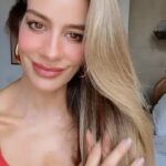 Manuela González Instagram - Hace unas semanas le dije adiós a las canas y me atreví a taparlas yo misma! Y hoy quiero dejarles algunos tips del proceso para que les vaya tan bien como a mi 🥰♥️ 1. Escojan productos de muy buena calidad, su cabello no merece menos! Yo elegí a IGORA VITAL y me fue increíble! 👩‍🦰 2. Igora ofrece un EXPERTO EN COLOR vía whatsapp, aprovechen este servicio para despejar todas sus dudas, realmente hace toda la diferencia 💪🏻( +57 318 4723849) 3. Sáquenle el jugo a cada uno de los productos de POST TRATAMIENTO que vienen en el kit de igora. Son maravillosos! 🧴 4. Si como yo, ya tienen muchas canas, descubrí el ROOT RETOUCHER que es genial para tapar temporalmente las canas entre tintura y tintura! Busquen el tono que más les sirva! 5. NUNCA OLVIDEN: con pequeñas acciones día tras día, logramos nuestra mejor versión 😊♥️💫 #tumejorversión #igoravital #publicidad