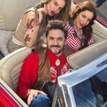 Manuela González Instagram - Érase una vez mi otra « yo » tatuada, en un convertible soñado y en medio de este parche fantástico grabando TÍA ALISON! 🌺♥️🌺 Como se les quiere, admira y extraña bellezas! @juliepardau @rodrigo_candamil @viccantillo @canalrcn