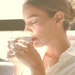 Manuela González Instagram - ¿Se ve chiquita, verdad? Pero te has puesto a pensar todo lo que cabe dentro de una cápsula? ¿Todo lo que representa? En esta cápsula de MUJERES CAFETERAS @juanvaldezcafe está el compromiso con la equidad de género en el campo colombiano. Están las historias de cientos de mujeres que día tras día, trabajan por destacarse como empresarias rurales. Cada cápsula, como un suave viaje de tiempo y espacio, nos transporta a todos esos cafetales en donde simplemente ellas, saben hacer el mejor café del mundo. Por eso en esta cápsula también cabe el orgullo que sentimos por nuestra tradición cafetera, por esas manos que logran todo lo que se proponen! Caben nuestras ganas de innovar y cabe nuestra responsabilidad por cuidar nuestro planeta. Bravo @juanvaldezcafe ♥️🙌🏻🌿☕️ Pd: no olvides reclamar TOTALMENTE GRATIS en los puntos de venta, la bolsa para reciclar tus cápsulas! #cafe #coffee #elmejorcafedelmundo #publicidad