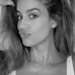 Manuela González Instagram - Oigan, me animé a retocar mi raiz y a tapar mis canas yo misma!! Y aunque tenía algo de nervios, estoy dichosa y súper orgullosa con el resultado 🤓😍 MIS TIPS: 1. busquen productos de buena calidad. Yo me decidí por IGORA VITAL porque me da confianza de cobertura, duración y cuidado por sus post tratamientos. 2. Aprovechen la asesoría del experto en color de SCHWARZKOPF por whatsapp. ES UN HIT!! Con ellos resolví todas mis dudas y repasé como mil veces el paso a paso antes de empezar🤪😝 3. NO LO OLVIDEN: un pequeño gesto de amor propio, puede ayudarnos a reflejar nuestra mejor versión 🥰♥️💫 #tumejorversion #amorpropio #igoravital #colorycuidado #schwarzkopf