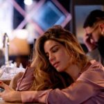 Manuela González Instagram - Una noche de copas, una noche loca… 🥂💥 Imposible no pensar en esta banda sonora para este momento de James y Lorena! Y es que la mezcla de intuición, celos, despecho, soledad y trago es una mezcla PELIGROSA! Quienes por acá confirman!? @mariaconchita_a @canalrcn @eltuto8 #TíaAlison