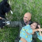 Manuela González Instagram - Respirar. Llenar de paisaje los ojos y el corazón. Caminar, explorar, sembrar, cocinar… ESTAR JUNTOS. Momentos en familia que guardaremos para siempre! Te amo Monita, gracias a ti y a Juan por abrirnos las puertas de su hogar y hacernos sentir como en casa. Que rico pasamos!! ♥️🍃🌿🌳 @marianagonzalezdaza @juan_braun_photos