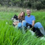 Manuela González Instagram - Respirar. Llenar de paisaje los ojos y el corazón. Caminar, explorar, sembrar, cocinar… ESTAR JUNTOS. Momentos en familia que guardaremos para siempre! Te amo Monita, gracias a ti y a Juan por abrirnos las puertas de su hogar y hacernos sentir como en casa. Que rico pasamos!! ♥️🍃🌿🌳 @marianagonzalezdaza @juan_braun_photos