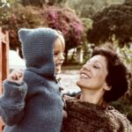 Manuela González Instagram - #tbt Con mi hermosa madre a quien tanto extraño! Amo esta foto con Glorita, (la carcajada por lo visto se me da desde chiquita) la mirada de ella…tengo poquísimas fotos con mi mamá, pero las pocas que tengo me ayudan a esclarecer ese recuerdo que con los años persiste en desaparecer. También veo la risa de mi hija Alma en esa foto, me emociona o me conmociona más bien, poder palpar un poco de esta energía que con los años se transforma, sí, pero jamás desaparece.