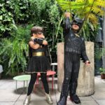 Manuela González Instagram - Y con ustedes… Batman con su Batichica! 🦇♥️ Háganse un favor y en el último slide imagínense un merengue (el comejen mas exactamente) como música de fondo 😝🤣🤣🤣 #AlmaDeMiAlma #PedroNiHermoso