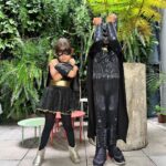 Manuela González Instagram - Y con ustedes… Batman con su Batichica! 🦇♥️ Háganse un favor y en el último slide imagínense un merengue (el comejen mas exactamente) como música de fondo 😝🤣🤣🤣 #AlmaDeMiAlma #PedroNiHermoso