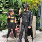 Manuela González Instagram - Y con ustedes… Batman con su Batichica! 🦇♥️ Háganse un favor y en el último slide imagínense un merengue (el comejen mas exactamente) como música de fondo 😝🤣🤣🤣 #AlmaDeMiAlma #PedroNiHermoso