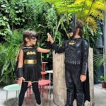 Manuela González Instagram - Y con ustedes… Batman con su Batichica! 🦇♥️ Háganse un favor y en el último slide imagínense un merengue (el comejen mas exactamente) como música de fondo 😝🤣🤣🤣 #AlmaDeMiAlma #PedroNiHermoso