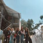 Manuela González Instagram - Cómo dirían por ahí, ME ERICÉ. QUE CHIMBA DE EXPERIENCIA LA F1!!!!! 🏁💥 Difícil explicar la energía de este magno evento y aún más increíble compartirlo con gente tan hermosa. Gracias @chevignon_ch por esta invitación y por este parche que y’a me llevo en el corazón.