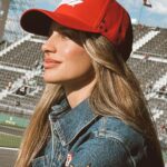 Manuela González Instagram - Cómo dirían por ahí, ME ERICÉ. QUE CHIMBA DE EXPERIENCIA LA F1!!!!! 🏁💥 Difícil explicar la energía de este magno evento y aún más increíble compartirlo con gente tan hermosa. Gracias @chevignon_ch por esta invitación y por este parche que y’a me llevo en el corazón.