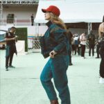 Manuela González Instagram - Cómo dirían por ahí, ME ERICÉ. QUE CHIMBA DE EXPERIENCIA LA F1!!!!! 🏁💥 Difícil explicar la energía de este magno evento y aún más increíble compartirlo con gente tan hermosa. Gracias @chevignon_ch por esta invitación y por este parche que y’a me llevo en el corazón.