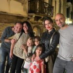 Manuela González Instagram - Y con ustedes, Venecia 🚣‍♀️ Empieza la cuenta regresiva de lo que ha sido uno de los viajes más extraordinarios de nuestras vidas y siento que es imposible traducir la dicha y la profundidad que nos hemos regalado como familia. Pero acá voy dejando algunos apartes para compartir con ustedes! Este pedacito del viaje fue como la cerecita del postre🍒 una ñapa, un alargue de un momento que quisimos estirar lo que más pudimos, y fue estar junto a Klemen Xime y Lea. Amigos del alma que amamos y extrañamos mucho♥️. Venecia fue el escenario más sublime, la alegría de estos niños mirando el mundo desde su asombro, cada rincón era más especial que el anterior y el tiempo pareció esfumarse, literal. Aún me pellizco para saber si fue un sueño o si fue real… 1. El espejo de la escalera de nuestro edificio, cada pedacito fue wow! 2. Uno de los cientos de almacenes con figuritas en cristal de murano, estos chiquitos habrían podido quedarse horas viéndolos! 3. Foto de todos tomada por un local muy generoso 4. Alma en su góndola 5. Mi amorcito y el hombre más bizcocho de todo el paseo 🫠♥️ 6. Foto de baño no podía faltar 7. Recordando una foto de hace 7 años con mi Xime 8. Momento divino capturado por Mr. Klemen 9. Just us ♥️ 10. Un momento que guardarán por siempre… @lifeunexpected1976 @klemennovakofficial @andresvascomont
