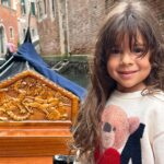 Manuela González Instagram - Y con ustedes, Venecia 🚣‍♀️ Empieza la cuenta regresiva de lo que ha sido uno de los viajes más extraordinarios de nuestras vidas y siento que es imposible traducir la dicha y la profundidad que nos hemos regalado como familia. Pero acá voy dejando algunos apartes para compartir con ustedes! Este pedacito del viaje fue como la cerecita del postre🍒 una ñapa, un alargue de un momento que quisimos estirar lo que más pudimos, y fue estar junto a Klemen Xime y Lea. Amigos del alma que amamos y extrañamos mucho♥️. Venecia fue el escenario más sublime, la alegría de estos niños mirando el mundo desde su asombro, cada rincón era más especial que el anterior y el tiempo pareció esfumarse, literal. Aún me pellizco para saber si fue un sueño o si fue real… 1. El espejo de la escalera de nuestro edificio, cada pedacito fue wow! 2. Uno de los cientos de almacenes con figuritas en cristal de murano, estos chiquitos habrían podido quedarse horas viéndolos! 3. Foto de todos tomada por un local muy generoso 4. Alma en su góndola 5. Mi amorcito y el hombre más bizcocho de todo el paseo 🫠♥️ 6. Foto de baño no podía faltar 7. Recordando una foto de hace 7 años con mi Xime 8. Momento divino capturado por Mr. Klemen 9. Just us ♥️ 10. Un momento que guardarán por siempre… @lifeunexpected1976 @klemennovakofficial @andresvascomont