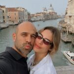 Manuela González Instagram - Y con ustedes, Venecia 🚣‍♀️ Empieza la cuenta regresiva de lo que ha sido uno de los viajes más extraordinarios de nuestras vidas y siento que es imposible traducir la dicha y la profundidad que nos hemos regalado como familia. Pero acá voy dejando algunos apartes para compartir con ustedes! Este pedacito del viaje fue como la cerecita del postre🍒 una ñapa, un alargue de un momento que quisimos estirar lo que más pudimos, y fue estar junto a Klemen Xime y Lea. Amigos del alma que amamos y extrañamos mucho♥️. Venecia fue el escenario más sublime, la alegría de estos niños mirando el mundo desde su asombro, cada rincón era más especial que el anterior y el tiempo pareció esfumarse, literal. Aún me pellizco para saber si fue un sueño o si fue real… 1. El espejo de la escalera de nuestro edificio, cada pedacito fue wow! 2. Uno de los cientos de almacenes con figuritas en cristal de murano, estos chiquitos habrían podido quedarse horas viéndolos! 3. Foto de todos tomada por un local muy generoso 4. Alma en su góndola 5. Mi amorcito y el hombre más bizcocho de todo el paseo 🫠♥️ 6. Foto de baño no podía faltar 7. Recordando una foto de hace 7 años con mi Xime 8. Momento divino capturado por Mr. Klemen 9. Just us ♥️ 10. Un momento que guardarán por siempre… @lifeunexpected1976 @klemennovakofficial @andresvascomont