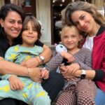 Manuela González Instagram - Y con ustedes, Venecia 🚣‍♀️ Empieza la cuenta regresiva de lo que ha sido uno de los viajes más extraordinarios de nuestras vidas y siento que es imposible traducir la dicha y la profundidad que nos hemos regalado como familia. Pero acá voy dejando algunos apartes para compartir con ustedes! Este pedacito del viaje fue como la cerecita del postre🍒 una ñapa, un alargue de un momento que quisimos estirar lo que más pudimos, y fue estar junto a Klemen Xime y Lea. Amigos del alma que amamos y extrañamos mucho♥️. Venecia fue el escenario más sublime, la alegría de estos niños mirando el mundo desde su asombro, cada rincón era más especial que el anterior y el tiempo pareció esfumarse, literal. Aún me pellizco para saber si fue un sueño o si fue real… 1. El espejo de la escalera de nuestro edificio, cada pedacito fue wow! 2. Uno de los cientos de almacenes con figuritas en cristal de murano, estos chiquitos habrían podido quedarse horas viéndolos! 3. Foto de todos tomada por un local muy generoso 4. Alma en su góndola 5. Mi amorcito y el hombre más bizcocho de todo el paseo 🫠♥️ 6. Foto de baño no podía faltar 7. Recordando una foto de hace 7 años con mi Xime 8. Momento divino capturado por Mr. Klemen 9. Just us ♥️ 10. Un momento que guardarán por siempre… @lifeunexpected1976 @klemennovakofficial @andresvascomont