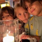 Manuela González Instagram - Y con ustedes, Venecia 🚣‍♀️ Empieza la cuenta regresiva de lo que ha sido uno de los viajes más extraordinarios de nuestras vidas y siento que es imposible traducir la dicha y la profundidad que nos hemos regalado como familia. Pero acá voy dejando algunos apartes para compartir con ustedes! Este pedacito del viaje fue como la cerecita del postre🍒 una ñapa, un alargue de un momento que quisimos estirar lo que más pudimos, y fue estar junto a Klemen Xime y Lea. Amigos del alma que amamos y extrañamos mucho♥️. Venecia fue el escenario más sublime, la alegría de estos niños mirando el mundo desde su asombro, cada rincón era más especial que el anterior y el tiempo pareció esfumarse, literal. Aún me pellizco para saber si fue un sueño o si fue real… 1. El espejo de la escalera de nuestro edificio, cada pedacito fue wow! 2. Uno de los cientos de almacenes con figuritas en cristal de murano, estos chiquitos habrían podido quedarse horas viéndolos! 3. Foto de todos tomada por un local muy generoso 4. Alma en su góndola 5. Mi amorcito y el hombre más bizcocho de todo el paseo 🫠♥️ 6. Foto de baño no podía faltar 7. Recordando una foto de hace 7 años con mi Xime 8. Momento divino capturado por Mr. Klemen 9. Just us ♥️ 10. Un momento que guardarán por siempre… @lifeunexpected1976 @klemennovakofficial @andresvascomont