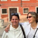 Manuela González Instagram - Y con ustedes, Venecia 🚣‍♀️ Empieza la cuenta regresiva de lo que ha sido uno de los viajes más extraordinarios de nuestras vidas y siento que es imposible traducir la dicha y la profundidad que nos hemos regalado como familia. Pero acá voy dejando algunos apartes para compartir con ustedes! Este pedacito del viaje fue como la cerecita del postre🍒 una ñapa, un alargue de un momento que quisimos estirar lo que más pudimos, y fue estar junto a Klemen Xime y Lea. Amigos del alma que amamos y extrañamos mucho♥️. Venecia fue el escenario más sublime, la alegría de estos niños mirando el mundo desde su asombro, cada rincón era más especial que el anterior y el tiempo pareció esfumarse, literal. Aún me pellizco para saber si fue un sueño o si fue real… 1. El espejo de la escalera de nuestro edificio, cada pedacito fue wow! 2. Uno de los cientos de almacenes con figuritas en cristal de murano, estos chiquitos habrían podido quedarse horas viéndolos! 3. Foto de todos tomada por un local muy generoso 4. Alma en su góndola 5. Mi amorcito y el hombre más bizcocho de todo el paseo 🫠♥️ 6. Foto de baño no podía faltar 7. Recordando una foto de hace 7 años con mi Xime 8. Momento divino capturado por Mr. Klemen 9. Just us ♥️ 10. Un momento que guardarán por siempre… @lifeunexpected1976 @klemennovakofficial @andresvascomont