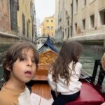 Manuela González Instagram - Y con ustedes, Venecia 🚣‍♀️ Empieza la cuenta regresiva de lo que ha sido uno de los viajes más extraordinarios de nuestras vidas y siento que es imposible traducir la dicha y la profundidad que nos hemos regalado como familia. Pero acá voy dejando algunos apartes para compartir con ustedes! Este pedacito del viaje fue como la cerecita del postre🍒 una ñapa, un alargue de un momento que quisimos estirar lo que más pudimos, y fue estar junto a Klemen Xime y Lea. Amigos del alma que amamos y extrañamos mucho♥️. Venecia fue el escenario más sublime, la alegría de estos niños mirando el mundo desde su asombro, cada rincón era más especial que el anterior y el tiempo pareció esfumarse, literal. Aún me pellizco para saber si fue un sueño o si fue real… 1. El espejo de la escalera de nuestro edificio, cada pedacito fue wow! 2. Uno de los cientos de almacenes con figuritas en cristal de murano, estos chiquitos habrían podido quedarse horas viéndolos! 3. Foto de todos tomada por un local muy generoso 4. Alma en su góndola 5. Mi amorcito y el hombre más bizcocho de todo el paseo 🫠♥️ 6. Foto de baño no podía faltar 7. Recordando una foto de hace 7 años con mi Xime 8. Momento divino capturado por Mr. Klemen 9. Just us ♥️ 10. Un momento que guardarán por siempre… @lifeunexpected1976 @klemennovakofficial @andresvascomont
