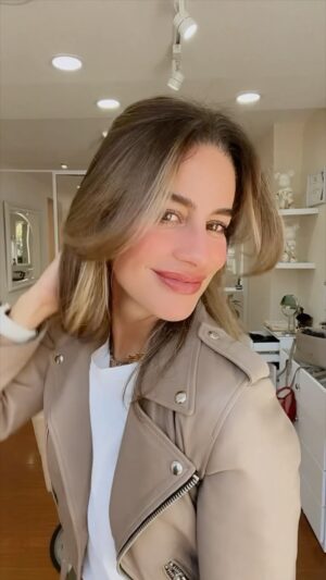 Manuela González Instagram - Momentos de cambio…Proyecto coming 🔜🎬🍿😜

Yo amo cortarme el pelo, sanearlo, mantenerlo saludable! Pero hace mucho no me lo cortaba tanto y les confieso que tenía muchos nervios ➡️ mi cara cuando empezaron a cortar😬🫨😵‍💫 

Y sin embargo, quedé feliz!
Que vivan los cambios! 🥰🙌🏻♥️😝
¿Ustedes qué tanto se atreven a cambiar? 

#cambiodelook #haircut #longbob