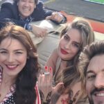 Manuela González Instagram - Érase una vez mi otra « yo » tatuada, en un convertible soñado y en medio de este parche fantástico grabando TÍA ALISON! 🌺♥️🌺 Como se les quiere, admira y extraña bellezas! @juliepardau @rodrigo_candamil @viccantillo @canalrcn