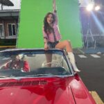 Manuela González Instagram - Érase una vez mi otra « yo » tatuada, en un convertible soñado y en medio de este parche fantástico grabando TÍA ALISON! 🌺♥️🌺 Como se les quiere, admira y extraña bellezas! @juliepardau @rodrigo_candamil @viccantillo @canalrcn