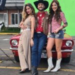 Manuela González Instagram - Érase una vez mi otra « yo » tatuada, en un convertible soñado y en medio de este parche fantástico grabando TÍA ALISON! 🌺♥️🌺 Como se les quiere, admira y extraña bellezas! @juliepardau @rodrigo_candamil @viccantillo @canalrcn