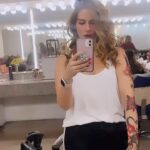 Manuela González Instagram - Érase una vez mi otra « yo » tatuada, en un convertible soñado y en medio de este parche fantástico grabando TÍA ALISON! 🌺♥️🌺 Como se les quiere, admira y extraña bellezas! @juliepardau @rodrigo_candamil @viccantillo @canalrcn