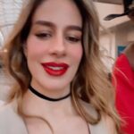 Manuela González Instagram - Érase una vez mi otra « yo » tatuada, en un convertible soñado y en medio de este parche fantástico grabando TÍA ALISON! 🌺♥️🌺 Como se les quiere, admira y extraña bellezas! @juliepardau @rodrigo_candamil @viccantillo @canalrcn
