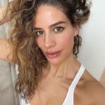 Manuela González Instagram - El mejor secreto de belleza siempre será querernos ♥️ Pero obviamente nos podemos ayudar con productos como la línea de @acidmantle.co Pro B5 que estoy amando porque hidrata la piel de adentro hacia afuera y es ideal para pieles sensibles como la mía! Ya la probaron? *Hidratación hasta por 48h no aplica para el gel limpiador limpieza delicada *El hidratante revitalizante no reemplaza el bloqueador solar CH-20230425-162