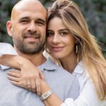 Manuela González Instagram - Si tan solo pudieran ver a través de una ventanita todo lo que eres… Cada mañana despiertas a estos gordos con absoluta simpatía y amor, cada mañana les preparas el desayuno, los guías para que manejen sus tiempos, peinas a Alma, les preparas sus loncheras, luego la cremita, el bloqueador, la loción, las carreras… y tú siempre ahí, PRESENTE, con mil cosas pero siempre ahí, para ellos, para nosotros. Eres un hombre amoroso y fantástico, que entiende que esta aventura es de dos! No te has perdido de absolutamente nada en la crianza de nuestros hijos, te has sufrido y te has gozado este reto como bien debe ser! Sabes? no podría haber elegido un mejor compañero de vida y papá para mis hijos. Tu eres mucho más de lo que alguna vez soñé! Que hermoso referente tienen Jero, Pedro y Alma de lo que debe ser un hombre, un papá, un esposo, un amigo. TE AMO ♥️ MI AMOR! FELIZ DÍA DEL PADRE! TE AMAMOS MUCHO, MUCHO, MUCHO!!! @andresvascomont
