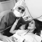 Manuela González Instagram - #tbt Del día en que me convertí en madre por primera vez. Hay tantas anécdotas magicas como chistosas de aquel 8 de junio de 2016. Acá les comparto con mucho cariño estos recuerdos que significan todo para mi! 1. Minutos antes de dar a luz a mi Pedro hermoso. Mi cara de dicha se debe a que milagrosamente después de una “siesta”, había logrado dilatar a 9 y estaba lista para pujar al mundo al amor de mi vida! (Un día les cuento el sueño que tuve durante esa siesta…el sueño más revelador de toda mi vida 🔮🌎🏞️) 2. Con mi Ángel, Maria Paulina Arboleda, con quien hice mi curso profiláctico y quien me acompañó y guió en mis dos partos! GRACIAS por siempre ♥️ 3. El papá más churro, enamorado y orgulloso con Pedro en brazos por primera vez 😍🙌🏻 4. Lactando a Pedro por vez primera, acababa de parir, la naturaleza en su máximo esplendor, el amor más puro de alimentar a mi hijo y conectarnos por el resto de la vida…🥹♥️🙌🏻💫