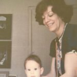 Manuela González Instagram - Tengo poquísimas fotos de pequeña y con mi madre tan solo un par que atesoro enormemente. La primera es una de ellas, en donde podemos constatar que los extraterrestres llegaron a Colombia desde 1977…👽😜 Gloria Inés Daza, te tuve tan solo 18 años de mi vida y sin embargo, lograste dejar en mi tu fuerza, tu sensibilidad y tu amor infinito. (No hay un solo día en que no quisiera tenerte cerca) La segunda foto es con mi hermana mayor, Ángela, Lala, quien desde muy pequeña asumió el generoso rol de “segunda mamá” para mi, y por eso le estaré eternamente agradecida. Hoy quiero desearles en la distancia un hermoso día de la madre ♥️ LAS AMO @dialadessert