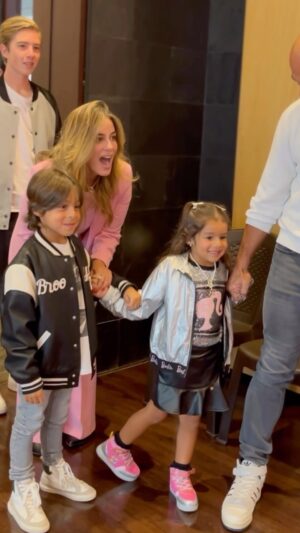 Manuela González Instagram - Y que mejor #fbf que el cumple de Alma volumen #3! 💖🌈🦄🛼🍭. Cómo les prometí, acá el momento cuando Alma descubrió su fiesta soñada y disfrutó de su primera rumba oficial en su vida! Prometo que ya no doy más lora, pero es que opínenme el swing de Pedro…🫠🫠🫠 
Ay que bonito fue este día, gracias a todos los que lograron acompañarnos y disfrutar junto a esta muñeca! Será por siempre inolvidable!!! 🙌🏻♥️
#Los5deAlma #AlmaDeMiAlma #PedroMiHermoso #MiPrimeraRumba