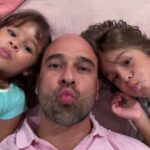 Manuela González Instagram - Si tan solo pudieran ver a través de una ventanita todo lo que eres… Cada mañana despiertas a estos gordos con absoluta simpatía y amor, cada mañana les preparas el desayuno, los guías para que manejen sus tiempos, peinas a Alma, les preparas sus loncheras, luego la cremita, el bloqueador, la loción, las carreras… y tú siempre ahí, PRESENTE, con mil cosas pero siempre ahí, para ellos, para nosotros. Eres un hombre amoroso y fantástico, que entiende que esta aventura es de dos! No te has perdido de absolutamente nada en la crianza de nuestros hijos, te has sufrido y te has gozado este reto como bien debe ser! Sabes? no podría haber elegido un mejor compañero de vida y papá para mis hijos. Tu eres mucho más de lo que alguna vez soñé! Que hermoso referente tienen Jero, Pedro y Alma de lo que debe ser un hombre, un papá, un esposo, un amigo. TE AMO ♥️ MI AMOR! FELIZ DÍA DEL PADRE! TE AMAMOS MUCHO, MUCHO, MUCHO!!! @andresvascomont